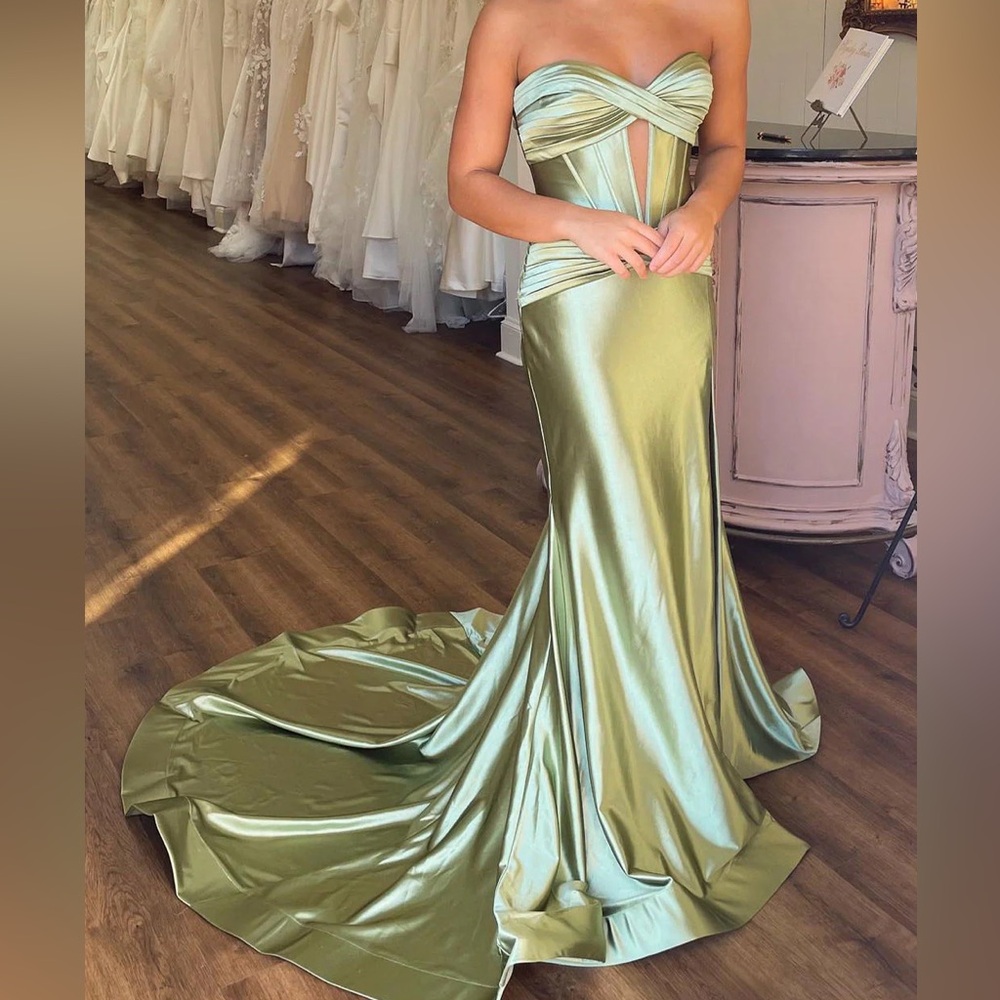 Brylee| Sweetheart Satin Mermaid Long Prom Dress
In Sage Green